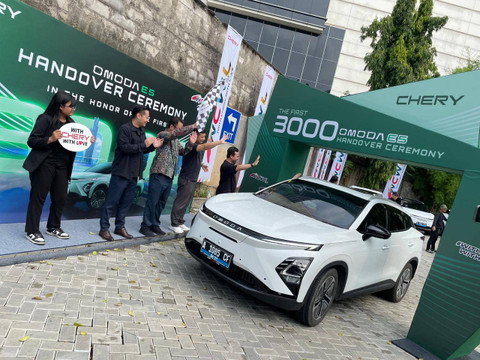 PT Chery Sales Indonesia (CSI) lakukan seremoni penyerahan unit mobil listrik Chery Omoda E5 ke konsumen yang ke-3.000 di Jakarta, Sabtu (3/8/2024). Foto: Sena Pratama/kumparan