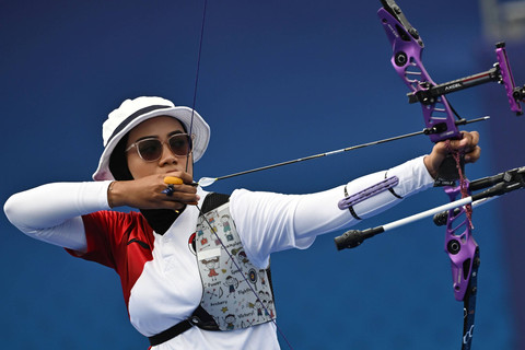 Pemanah putri Diananda Choirunisa melepaskan anak panah saat melawan pemanah Prancis Lisa Barbelin pada babak perempat final panahan perorangan putri Olimpiade Paris 2024 di Esplanade des Invaldes, Paris, Prancis, Sabtu (3/8/2024). Foto: Wahyu Putro A/ANTARA FOTO
