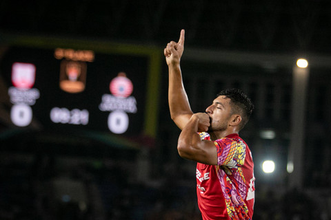 Pesepak bola Persis Solo Ricardo Regis Aparecido De Lima berselebrasi usai berhasil mencetak gol ke gawang Persija Jakarta pada pertandingan perebutan juara tiga Piala Presiden 2024 di Stadion Manahan, Solo, Jawa Tengah, Sabtu (3/8/2024). Foto: Mohammad Ayudha/ANTARA FOTO
