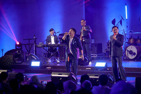 Grup music Kahitna membawakan lagunya saat Gaia Music Festival Jazz in The Valley 2024 di Gaia Hotel Bandung, Jawa Barat, Sabtu (3/8/2024). Foto: Jamal Ramadhan/kumparan