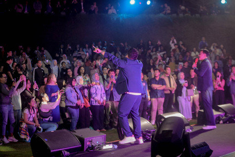 Penonton menyaksikan penampilan Grup music Kahitna saat Gaia Music Festival Jazz in The Valley 2024 di Gaia Hotel Bandung, Jawa Barat, Sabtu (3/8/2024). Foto: Jamal Ramadhan/kumparan