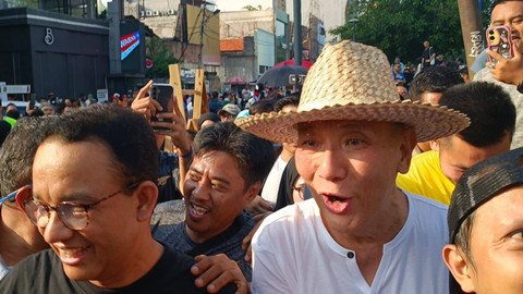 Anies Baswedan bertemu politikus Golkar Jusuf Hamka di CFD Jakarta, Minggu (4/8/2024). Foto: Fadlan Nuril Fahmi/kumparan