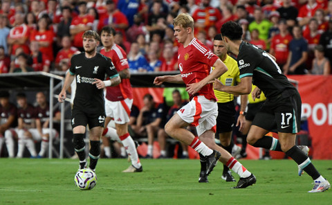 Pemain Manchester United Toby Collyer berusaha melewati pemain Liverpool pada pertandingan persahabatan di Stadion Williams-Brice di Columbia, Carolina Selatan, Amerika Serikat, Minggu (4/8/2024). Foto: Peter Zay / AFP