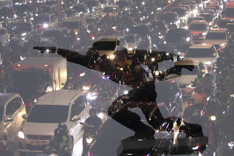 Foto dengan teknik Multiple Exposure antara Monumen Patung Dirgantara di Pancoran dengan kemacetan. Foto: Syawal Darisman/kumparan