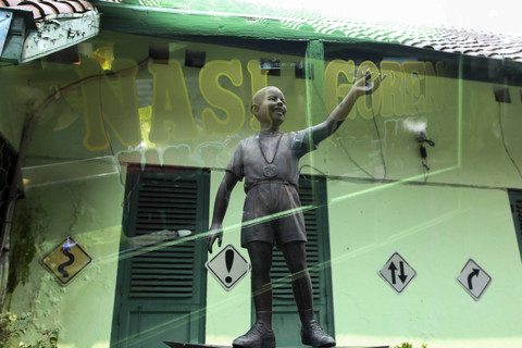 Foto dengan teknik Multiple Exposure antara Patung Barry Kecil atau Patung Barack Obama Kecil dengan gerobak nasi goreng. Foto: Syawal Darisman/kumparan