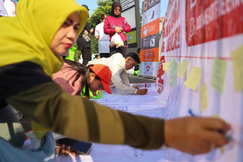 Koalisi Dog Meat Free Indonesia (DMFI) menggelar sosialisasi pelarangan mengonsumsi daging anjing dan kucing di kawasan Car Free Day, Jakarta, Minggu (4/8/2024). Foto: Iqbal Firdaus/kumparan