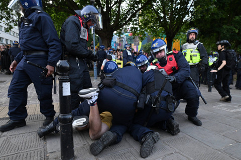Aktivis sayap kanan bentrok dengan pengunjuk rasa menyusul serangan penikaman di Bristol, Inggris, Sabtu (3/8/2024). Foto: Justin TALLIS / AFP