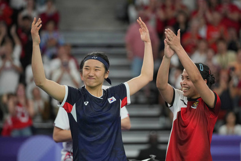 Tungga putri Korea Selatan An- Se-young dan tunggal putri Indonesia Gregoria Mariska Tunjung usai laga semifinal Olimpiade Paris 2024 di Porte De La Chapella Arena, Paris, Prancis, Minggu (4/8/2024).   Foto: Dita Alangkara/AP PHOTO