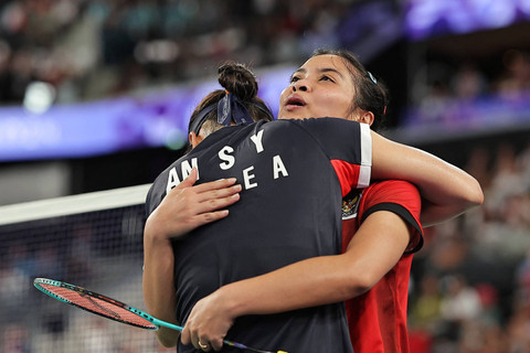 Tungga putri Korea Selatan An- Se-young berpelukan dengan tunggal putri Indonesia Gregoria Mariska Tunjung usai laga semifinal Olimpiade Paris 2024 di Porte De La Chapella Arena, Paris, Prancis, Minggu (4/8/2024).   Foto: Ann Wang / REUTERS