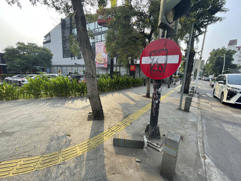 Kondisi terkini TKP anak usia 9 tahun yang tabrak kendaraan dan tiang lampu merah di kawasan Kemang, Jakarta Selatan, Minggu (4/8/2024).  Foto: Fadhil Pramudya/kumparan