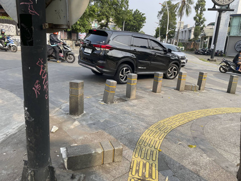 Kondisi terkini TKP anak usia 9 tahun yang tabrak kendaraan dan tiang lampu merah di kawasan Kemang, Jakarta Selatan, Minggu (4/8/2024).  Foto: Fadhil Pramudya/kumparan