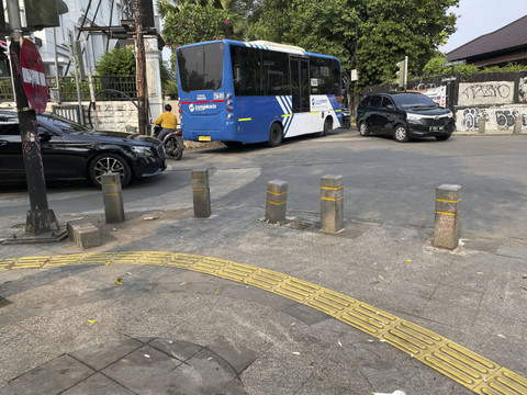 Kondisi terkini TKP anak usia 9 tahun yang tabrak kendaraan dan tiang lampu merah di kawasan Kemang, Jakarta Selatan, Minggu (4/8/2024).  Foto: Fadhil Pramudya/kumparan
