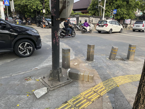 Kondisi terkini TKP anak usia 9 tahun yang tabrak kendaraan dan tiang lampu merah di kawasan Kemang, Jakarta Selatan, Minggu (4/8/2024).  Foto: Fadhil Pramudya/kumparan