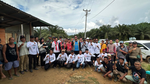 Foto bersama pegawai PLN UP3 Sanggau dengan masyarakat Desa Gandis, Kabupaten Sintang. Foto: Dok. PLN Kalbar