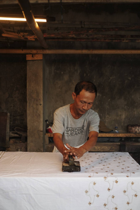 Proses produksi koleksi Siklus dari OE dan Wilsen Willim. Foto: Dok. OE & Wilsen Willim