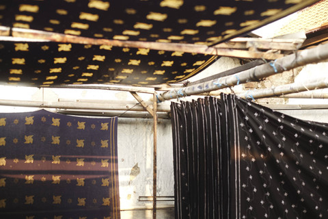 Proses produksi koleksi Siklus dari OE dan Wilsen Willim. Foto: Dok. OE & Wilsen Willim