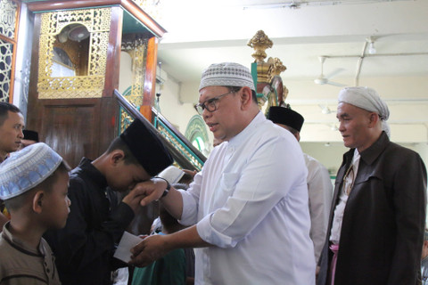 Pj Wali Kota Palembang, A Damenta, saat membagikan makanan tambahan untuk mencegah stunting. (ist)