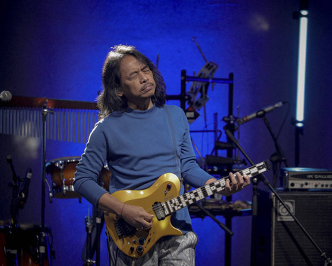 Gitaris, Dewa Budjana tampil di malam ke-dua Gaia Music Festival Jazz in The Valley 2024 di Gaia Hotel Bandung, Jawa Barat, Minggu (4/8/2024). Foto: Jamal Ramadhan/kumparan