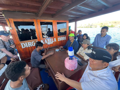 Direktorat Koordinasi dan Supervisi KPK Wilayah V saat mendampingi Pemda Manggarai Barat melakukan sidak kapal wisata bernama 'Dirga Kabila 19801', di perairan Labuan Bajo, Nusa Tenggara Timur, Sabtu (3/8/2024). Dok. Fadhil Pramudya/kumparan.