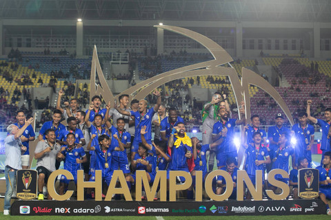 Selebrasi Pemain Arema FC usai berhasil mengalahkan Borneo FC pada pertandingan final Piala Presiden 2024 di Stadion Manahan, Solo, Jawa Tengah, Minggu (4/8/2024). Foto: Mohammad Ayudha/ANTARA FOTO