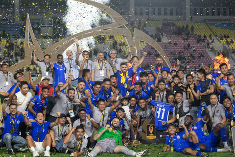 Selebrasi Pemain Arema FC usai berhasil mengalahkan Borneo FC pada pertandingan final Piala Presiden 2024 di Stadion Manahan, Solo, Jawa Tengah, Minggu (4/8/2024). Foto: Mohammad Ayudha/ANTARA FOTO