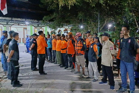 Tim SAR Gabungan mencari pemancing yang tenggelam di Kali Opak. Foto: Basarnas Kota Yogyakarta