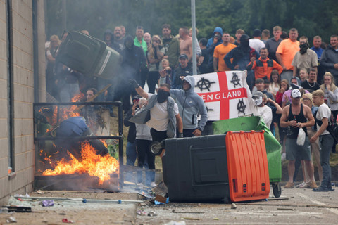 Pengunjuk rasa membakar tempat sampah di luar sebuah hotel di Rotherham, Inggris, Minggu (4/8/2024). Foto: Hollie Adams/REUTERS