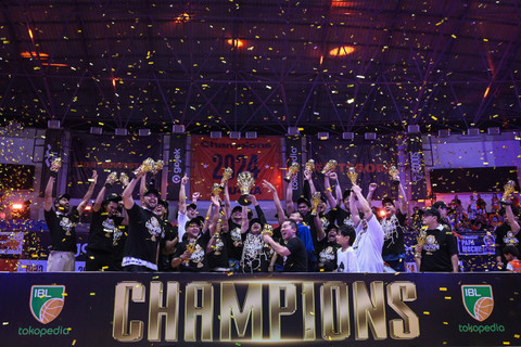 Selebrasi tim Pelita Jaya Jakarta usai menang melawan Satria Muda Pertamina Jakarta pada pertandingan ketiga final IBL 2024 di Indoor Stadium Sport Centre, Tangerang, Minggu (4/8/2024). Foto: Sulthony Hasanuddin/ANTARA FOTO 