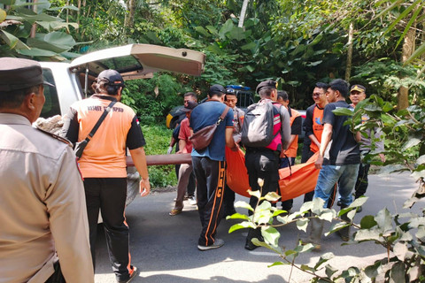 Evakuasi WN Italia yang tewas di Tabanan, Bali. Foto: Denita BR Matondang/kumparan