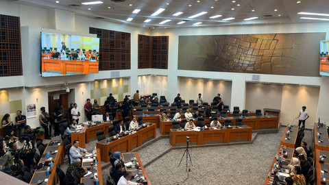 Komisi III audiensi dengan pihak keluarga Alif Maulana di Ruang Rapat Banggar, kompleks parlemen, Senayan, Jakarta, Senin (5/8/2024). Foto: Haya Syahira/kumparan