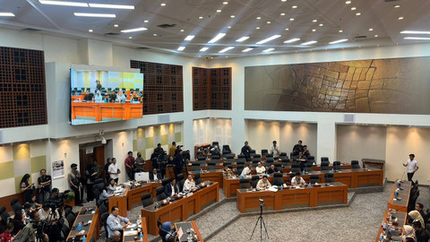 Komisi III audiensi dengan pihak keluarga Alif Maulana di Ruang Rapat Banggar, kompleks parlemen, Senayan, Jakarta, Senin (5/8/2024). Foto: Haya Syahira/kumparan