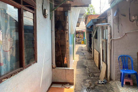 Suasana rumah M (9), bocah yang kendarai mobil hingga menabrak tiang lampu merah di Mampang, Senin (5/8/2024). Foto: Abid Raihan/kumparan