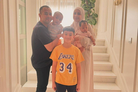 Keluarga Raffi Ahmad bersama baby Lily. Foto: Instagram/ @raffinagita1717