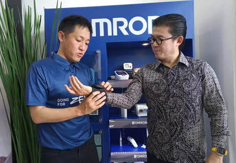 Tomoaki Watanabe, Direktur Omron Healthcare Indonesia saat menunjukkan alat tensimeter. 