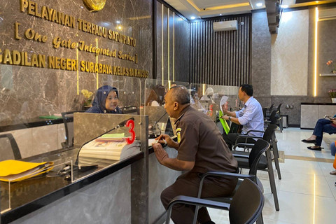 Jaksa Penuntut Umum (JPU) Kejari Surabaya, Ahmad Muzakki saat mengajukan kasasi vonis bebas Gregorius Ronald Tannur di PN Surabaya, Senin (5/8/2024). Foto: Farusma Okta Verdian/kumparan