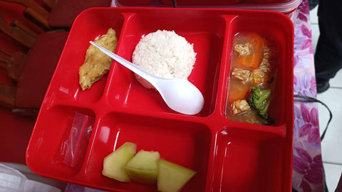 Menu makanan uji coba makan bergizi gratis di SDN Tangerang 4, Kota Tangerang, Senin (5/8/2024). Foto: Fadlan Nuril Fahmi/kumparan