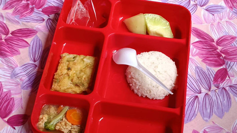 Menu makanan uji coba makan bergizi gratis di SDN Tangerang 4, Kota Tangerang, Senin (5/8/2024). Foto: Fadlan Nuril Fahmi/kumparan