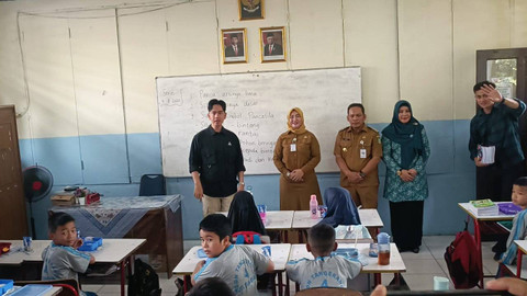 Wapres terpilih Gibran Rakabuming Raka meninjau uji coba makan bergizi gratis di kelas 2B SDN Tangerang 4, Kota Tangerang, Senin (5/8/2024). Foto: Fadlan Nuril Fahmi/kumparan