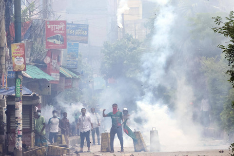 Polisi menggunakan gas air mata untuk membubarkan demonstran mahasiswa di Bogura, Bangladesh, Minggu (5/8/2024). Foto: AFP