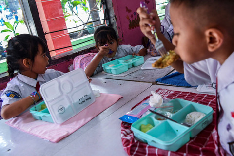 Siswa menyantap makanan saat mengikuti uji coba pelaksanaan program makan bergizi gratis di SDN 4 Tangerang, Kota Tangerang, Banten, Senin (5/8/2024). Foto: Galih Pradipta/ANTARA FOTO
