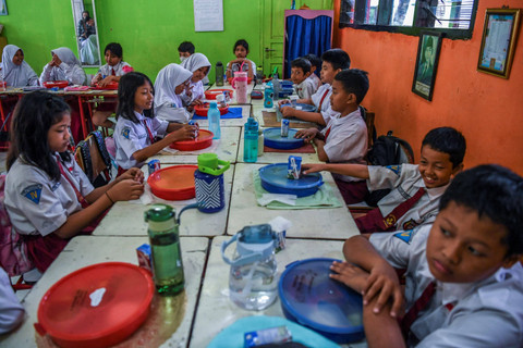 Siswa menyantap makanan saat mengikuti uji coba pelaksanaan program makan bergizi gratis di SDN 4 Tangerang, Kota Tangerang, Banten, Senin (5/8/2024). Foto: Galih Pradipta/ANTARA FOTO