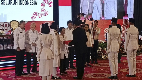 Ketua Dewan Pengarah BPIP Megawati Soekarno Putri menyerahkan duplikat bendera merah putih ke Gubernur DIY Sri Sultan Hamengkubuwono ke X di Balai Samudera, Jakut, Senin (5/8/2024). Foto: Thomas Bosco/kumparan