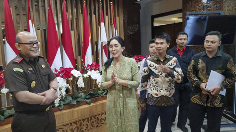 Anggota DPR RI Komisi VI Fraksi PDIP, Rieke Diah Pitaloka saat mengunjungi Kantor Kejaksaan Tinggi Jawa Timur (Kejati Jatim), Senin (5/8/2024). Foto: Farusma Okta Verdian/kumparan
