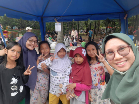Member komunitas Bee-Youth bersama anak-anak. Foto: Bee-Youth