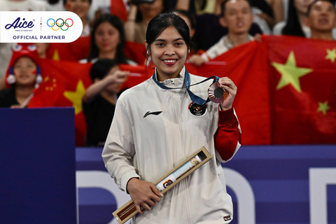 Gregoria Mariska Tunjung dari Indonesia memperlihatkan mendali perunggu di atas podium tunggal putri bulu tangkis Olimpiade Paris 2024, Senin (5/8/2024). Foto: Dok. NOC Indonesia 