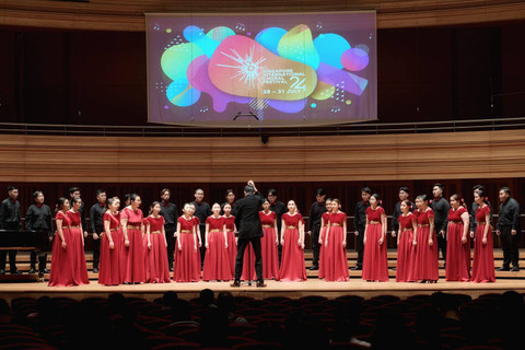 Kelompok Paduan Suara Asal Surabaya Harumkan Nama Indonesia di Singapura