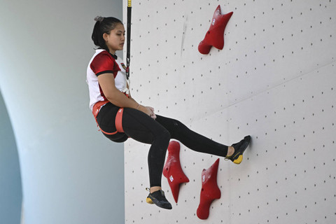 Desak Made Rita Kusuma Dewi dari Indonesia bereaksi setelah bertanding di babak penyisihan kualifikasi panjat tebing nomor speed putri saat Olimpiade Paris 2024 di Le Bourget Sport Climbing Venue, Le Bourget, Senin (5/8/2024). Foto: Fabrice Coffrini/AFP