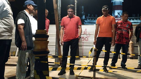 Wali Kota Manado, Andrei Angouw, saat meninjau pekerjaan Malalayang Beach Walk Tahap Dua.