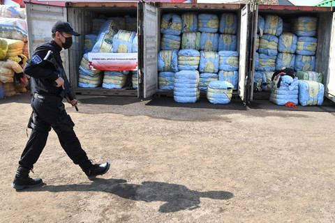 Petugas Bea Cukai berjaga disamping pakain bekas (balpres) di Tempat Penimbunan Pabean (TPP) Bea dan Cukai, Cikarang, Kabupaten Bekasi, Jawa Barat, Selasa (6/8/2024). Foto: Fakhri Hermansyah/ANTARA FOTO