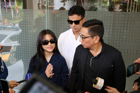 Artis Fuji bersama kakaknya Fadly Faisal dan kuasa hukum Sandy Arifin memberi keterangan pers usai diperiksa di Polres Jakarta Barat, Jakarta, Selasa, (6/8/2024). Foto: Agus Apriyanto